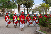 Die Band der Infernales de Guemes, 5. Gebirgsjägerregiment, spielt auf einem Festival in Cachi, Argentinien. Die Uniformen sind denen der ursprünglichen Gaucho-Miliz von General Guemes aus dem Jahr 1815 nachempfunden.