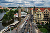 Blick auf die Stadt von der Dachbar des Dancing House oder Ginger and Fred (Tancící dum), dem Spitznamen für das Gebäude der Nationale-Nederlanden auf dem Rašínovo nábreží in Prag, Tschechische Republik