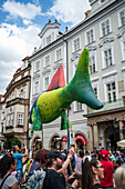 Puppenkorso vom Marienplatz zum Altstädter Ring während des Prager Straßentheaterfestivals Behind the Door, Prag, Tschechische Republik