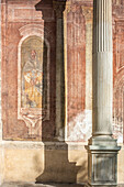 Nahaufnahme eines historischen Wandgemäldes und einer klassischen Säule in der Iglesia de Santo Domingo in Granada, Andalusien, Spanien. Aufnahme der architektonischen Schönheit und des kulturellen Erbes.