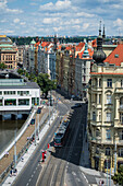 Blick auf die Stadt von der Dachbar des Dancing House oder Ginger and Fred (Tancící dum), dem Spitznamen für das Gebäude der Nationale-Nederlanden auf dem Rašínovo nábreží in Prag, Tschechische Republik