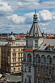 Blick auf die Stadt von der Dachbar des Dancing House oder Ginger and Fred (Tancící dum), dem Spitznamen für das Gebäude der Nationale-Nederlanden auf dem Rašínovo nábreží in Prag, Tschechische Republik