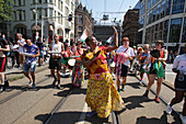 LGBTQ+ Aktivisten und Unterstützer nehmen am 20. Juli 2024 am Pride Walk in Amsterdam, Niederlande, teil. Die LGBTQ+-Gemeinschaft und ihre Unterstützer protestieren, um auf die Tatsache aufmerksam zu machen, dass LGBTQ+-Menschen weltweit diskriminiert und manchmal sogar verhaftet und strafrechtlich verfolgt werden. Nur weil sie so sind, wie sie sind.