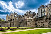 Landschaftliche Ansicht der historischen Architektur und der mittelalterlichen Mauern in Vannes, Bretagne, Frankreich, aufgenommen an einem bewölkten Tag.