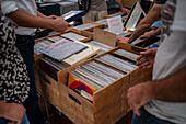 Vinyl-Schallplatten zum Verkauf auf einem Straßen- und Flohmarkt in Aveiro, Portugal