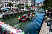 Bootsfahrt durch die Kanäle in einem farbenfrohen, traditionellen Moliceiro-Boot, Aveiro, Portugal