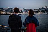 Fest des Heiligen Johannes von Porto (Festa de Sao Joao do Porto ) während der Mittsommernacht am 23. Juni (Johannisnacht) in der Stadt Porto, Portugal