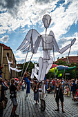 Puppenumzug vom Marienplatz zum Altstädter Ring während des Prager Straßentheaterfestivals Behind the Door, Prag, Tschechische Republik