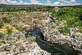 Schöne Landschaft mit dem Fluss Tormes, der durch felsiges Gelände in Puente del Congosto, Salamanca, Spanien, an einem sonnigen Tag fließt.