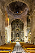 Atemberaubender Blick auf das reich verzierte Innere der Iglesia de Santo Domingo aus dem 16. Jahrhundert in Sanlucar de Barrameda, Provinz Cádiz, Andalusien, Spanien.