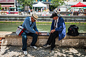 Zwei ältere Männer spielen ein Brettspiel in Aveiro, Portugal