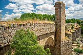 Historische mittelalterliche Brücke über den Fluss Tormes in Puente del Congosto, einer charmanten Stadt in Salamanca, Spanien.