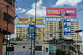 Plakatwände und Wandmalereien in den Straßen von Caracas, die für die Wahl von Präsident Nicolas Maduro in Venezuela werben