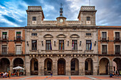 Historisches Rathaus von Avila an der Plaza del Mercado Chico im Herzen von Avila, Castilla y Leon, Spanien.