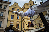 Puppenumzug vom Marián-Platz zum Altstädter Ring während des Prager Straßentheaterfestivals Hinter der Tür, Prag, Tschechische Republik