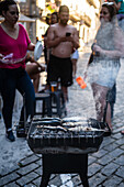 Traditionelle gegrillte Sardinen während des Johannisfestes in Porto (Festa de Sao Joao do Porto) in der Nacht zum 23. Juni (Johannisnacht) in der Stadt Porto, Portugal