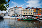 Bootsfahrt durch die Kanäle in einem farbenfrohen, traditionellen Moliceiro-Boot, Aveiro, Portugal