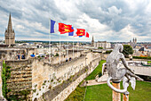 Ein malerischer Blick auf Caen von der historischen Burg in der Normandie, Frankreich, der die Architektur und die Wahrzeichen der Stadt zeigt.