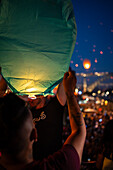 Heißluftballons starten über der Brücke Luis I und dem Fluss Douro während des Johannisfestes (Festa de Sao Joao do Porto) in der Nacht zum 23. Juni (Johannisnacht) in der Stadt Porto, Portugal