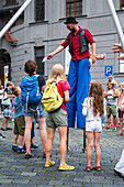 Puppenkorso vom Marienplatz zum Altstädter Ring während des Prager Straßentheaterfestivals Behind the Door, Prag, Tschechische Republik