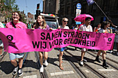 LGBTQ+ Aktivisten und Unterstützer nehmen am 20. Juli 2024 in Amsterdam, Niederlande, am Pride Walk teil. Die LGBTQ+-Gemeinschaft und ihre Unterstützer protestieren, um auf die Tatsache aufmerksam zu machen, dass LGBTQ+-Menschen weltweit diskriminiert und manchmal sogar verhaftet und strafrechtlich verfolgt werden. Nur weil sie so sind, wie sie sind.