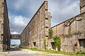 Ein historischer deutscher U-Boot-Stützpunkt aus dem Zweiten Weltkrieg in Lorient, Bretagne, Frankreich. Die Betonstruktur zeigt die Architektur der Epoche und die frühere militärische Bedeutung.