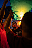 Start von Heißluftballons während des Johannisfestes in Porto (Festa de Sao Joao do Porto ) in der Nacht zum 23. Juni (Johannisnacht) in der Stadt Porto, Portugal