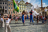 Puppenkorso vom Marienplatz zum Altstädter Ring während des Prager Straßentheaterfestivals Behind the Door, Prag, Tschechische Republik