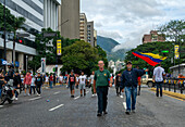 Protest der Menschen in Venezuela gegen die gefälschten Präsidentschaftswahlen, aus denen Nicolas Maduro mit 51 % der Stimmen als Sieger hervorging.