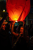 Start von Heißluftballons während des Johannisfestes in Porto (Festa de Sao Joao do Porto ) in der Nacht zum 23. Juni (Johannisnacht) in der Stadt Porto, Portugal