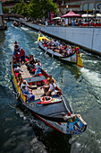 Bootsfahrt durch die Kanäle in einem farbenfrohen, traditionellen Moliceiro-Boot, Aveiro, Portugal