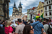 Puppenkorso vom Marienplatz zum Altstädter Ring während des Prager Straßentheaterfestivals Behind the Door, Prag, Tschechische Republik