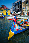 Bootsfahrt durch die Kanäle in einem farbenfrohen, traditionellen Moliceiro-Boot, Aveiro, Portugal