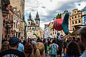 Puppenkorso vom Marienplatz zum Altstädter Ring während des Prager Straßentheaterfestivals Hinter der Tür, Prag, Tschechische Republik