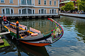 Bootsfahrt durch die Kanäle in einem farbenfrohen, traditionellen Moliceiro-Boot, Aveiro, Portugal