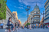 Belebte Straßenszene auf der Avenida de la Constitucion in Sevilla, Spanien, an einem Frühlingsabend.