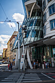 Das Tanzende Haus oder Ginger und Fred (Tancící dum) ist der Spitzname für das Gebäude der Nationale-Nederlanden auf dem Rašínovo nábreží in Prag, Tschechische Republik.