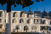 Friedlicher Blick auf den katholischen Friedhof in Aznalcazar in der Provinz Sevilla in Andalusien, Spanien. Er zeigt weiß getünchte Nischen mit Kreuzen.