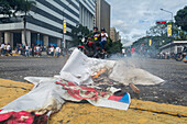 Protest der Bevölkerung Venezuelas gegen die gefälschten Präsidentschaftswahlen, aus denen Nicolas Maduro mit 51 % der Stimmen als Sieger hervorging.