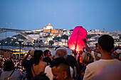 Heißluftballons starten über der Brücke Luis I und dem Fluss Douro während des Johannisfestes in Porto (Festa de Sao Joao do Porto) in der Nacht zum 23. Juni (Johannisnacht) in der Stadt Porto, Portugal