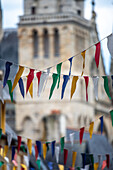 Bunte Festivalfahnen vor historischem Hintergrund in Vannes, Bretagne, Frankreich. Ein perfektes Sommerfest in einer schönen französischen Stadt.