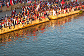 Fans des FC Sevilla versammeln sich zur Feier des UEFA-Pokalsiegs 2007 am Fluss Guadalquivir in Sevilla, Andalusien, Spanien.