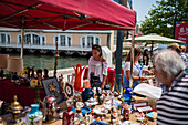 Straße und Flohmarkt in Aveiro, Portugal