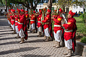 Die Band der Infernales de Guemes, 5. Gebirgsjägerregiment, spielt auf einem Fest in Cachi, Argentinien. Die Uniformen sind denen nachempfunden, die die ursprüngliche Gaucho-Miliz von General Guemes im Jahr 1815 trug.