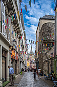 Malerische Straße in Vannes, Bretagne, mit der Kathedrale Saint Pierre und bunten Fahnen. Fängt die Essenz einer malerischen französischen Stadt ein.