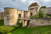 Ein bezaubernder Blick auf das historische Schloss von Caen in der Normandie, Frankreich, mit der Kirche Saint Pierre im Hintergrund, die mittelalterliche Architektur zeigt.