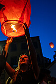 Start von Heißluftballons während des Johannisfestes in Porto (Festa de Sao Joao do Porto ) in der Nacht zum 23. Juni (Johannisnacht) in der Stadt Porto, Portugal