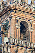 Nahaufnahme des Glockenturms der Giralda in Sevilla, Spanien, mit den lateinischen Inschriften "Fortissima" und "Nomen Domini".