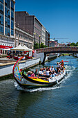 Bootsfahrt durch die Kanäle in einem farbenfrohen, traditionellen Moliceiro-Boot, Aveiro, Portugal