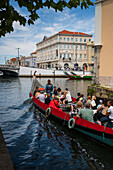 Bootsfahrt durch Kanäle in einem farbenfrohen, traditionellen Moliceiro-Boot, Aveiro, Portugal